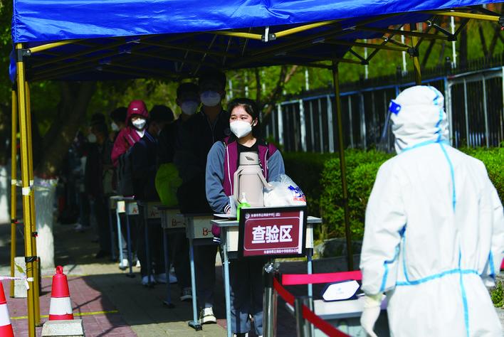 5日，我市各高中高三年级恢复线下教学。在长春市养正高级中学，学生们保持安全间隔距离，排队进入校园。