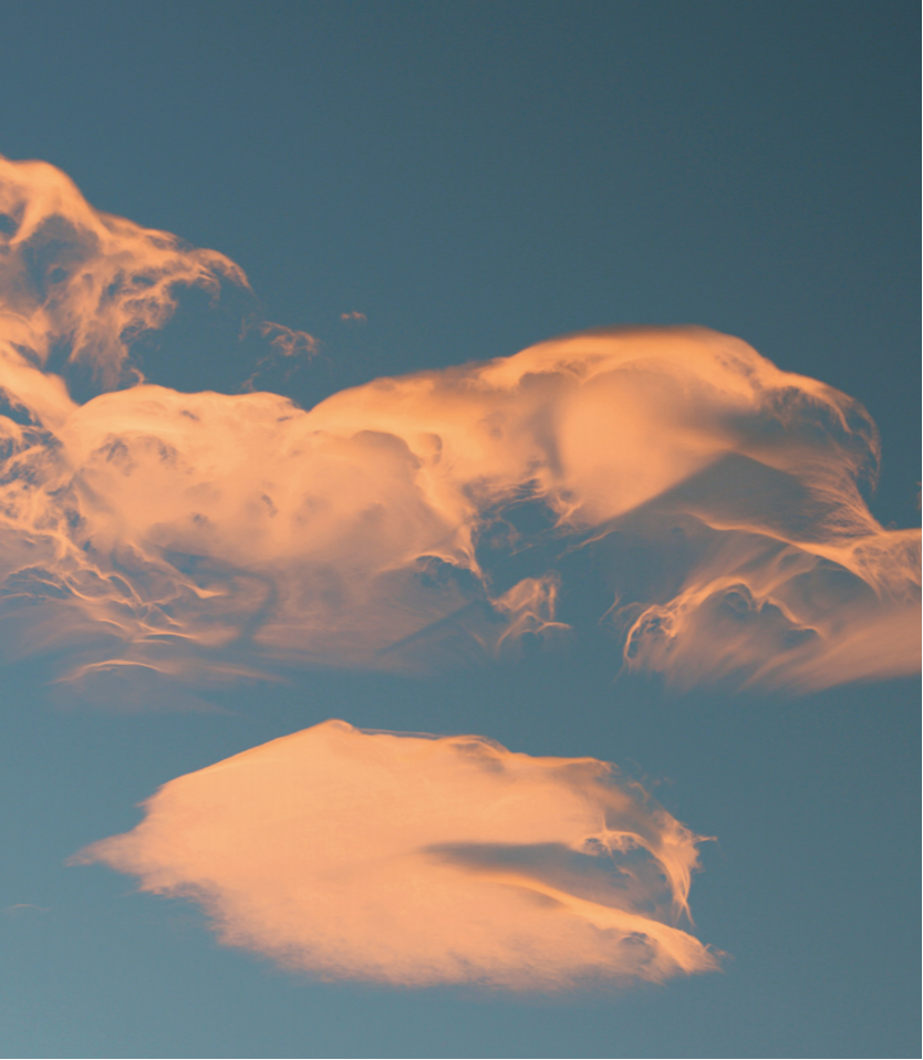 荚状卷积云在内华达山脉背风处湍流的作用下变得扭曲，斯蒂芬·英格拉姆（会员编号7328）摄于美国加利福尼亚州。