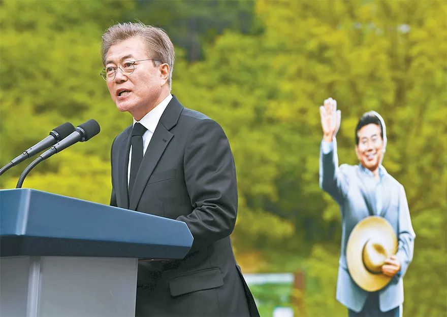 2017年5月，文在寅总统在前总统卢武铉逝世8周年追悼仪式上演讲