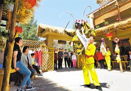 游客在张掖市甘州区甘浚镇“西遇&middot;宿集”乡村游景点观看秦腔木偶戏表演 新甘肃&middot;甘肃日报通讯员 王 将
