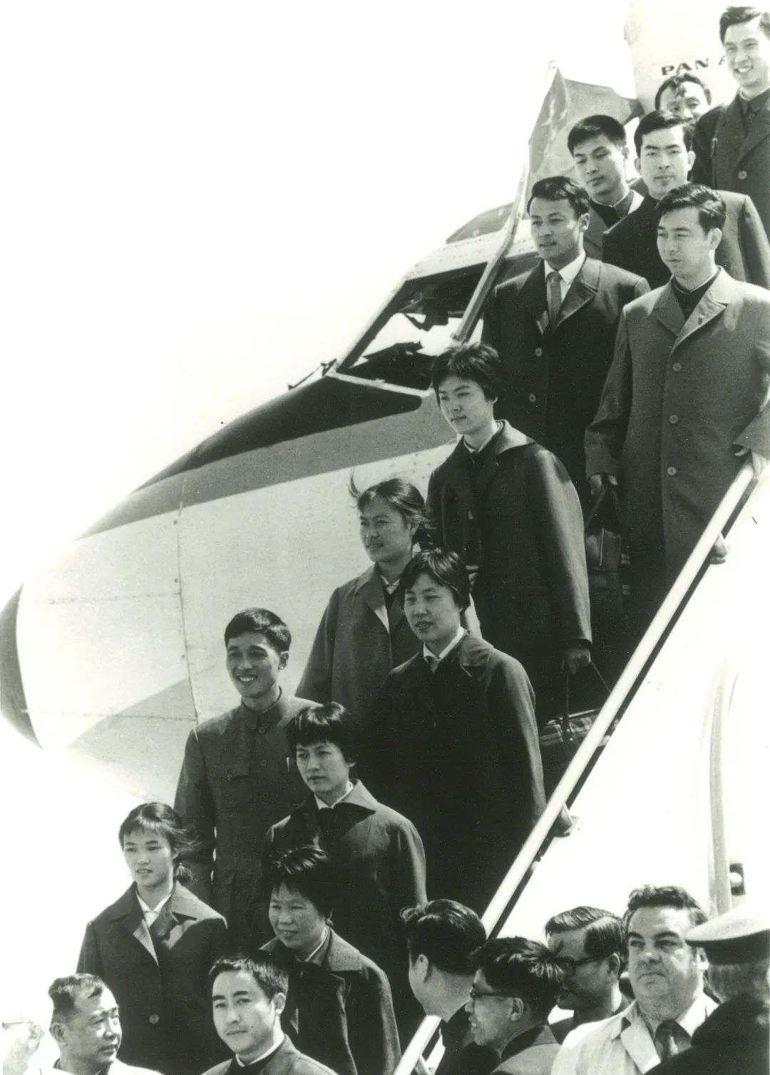 1972年4月12日，中国乒乓球队抵达美国底特律。（来源：美中关系全国委员会收藏）
