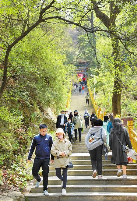 榆中县兴隆山景区有序开放接待游客 新甘肃&middot;甘肃日报通讯员 陈旭东