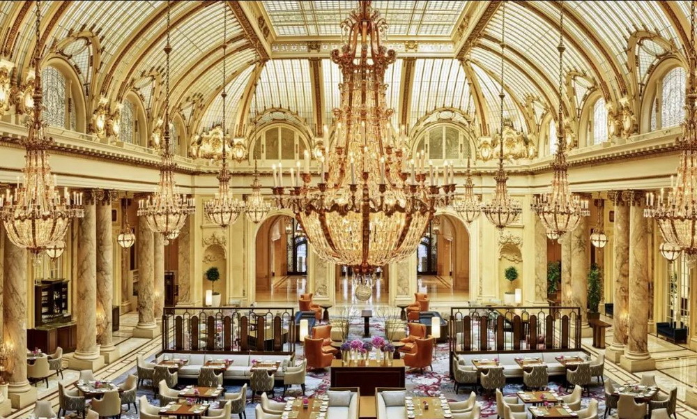 皇宫大酒店餐厅和金碧辉煌的吊灯（网络图片）