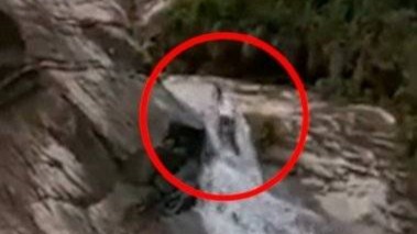 男子试图穿越瀑布被水流冲落 工作人员回应