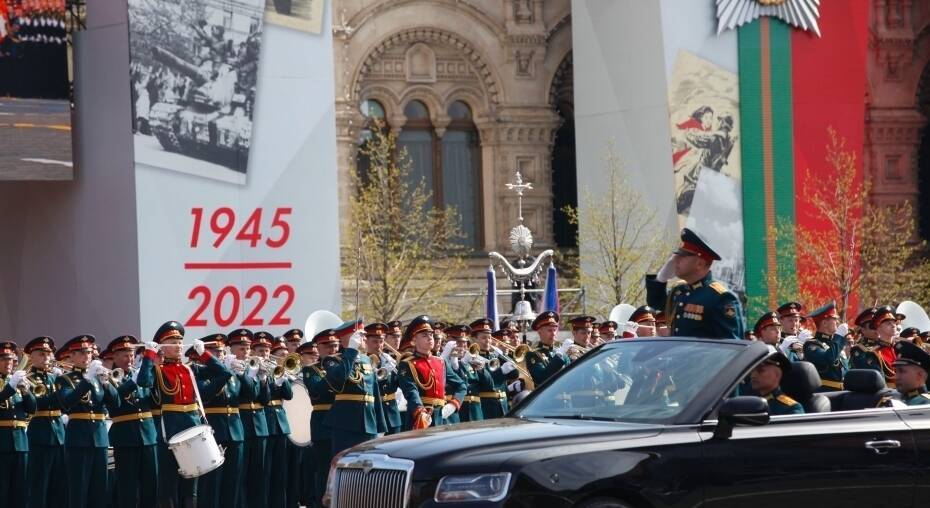 5月7日，俄罗斯在莫斯科红场举行纪念伟大卫国战争胜利77周年阅兵式总彩排。当天共有1.1万名军人、131件现代武器装备、77架飞机和直升机参加。这也是5月9日胜利日阅兵式前的最后一次彩排。 中新社记者 田冰 摄