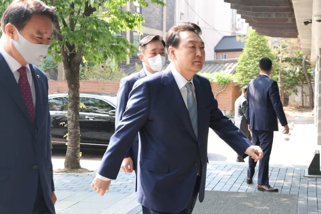 当地时间2022年5月6日，韩国首尔，韩国当选总统尹锡悦抵达办公室。图/IC photo