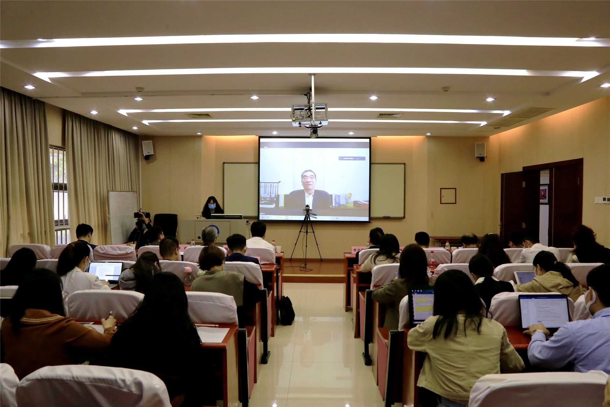 专家线上演讲 (杨林 摄)