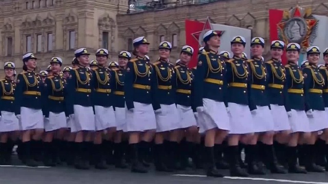 俄军女兵方阵受阅 穿白裙长筒靴