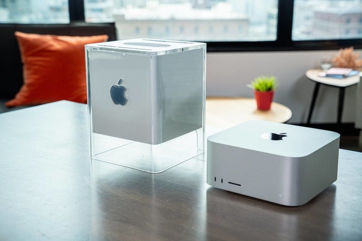 ▲Power Mac G4 Cube 和 Mac Studio. 图片来自：MacWorld