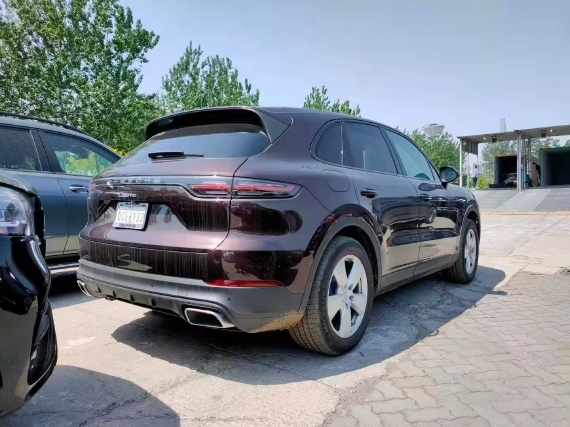 2022款保时捷卡宴桃红木红现车售105万