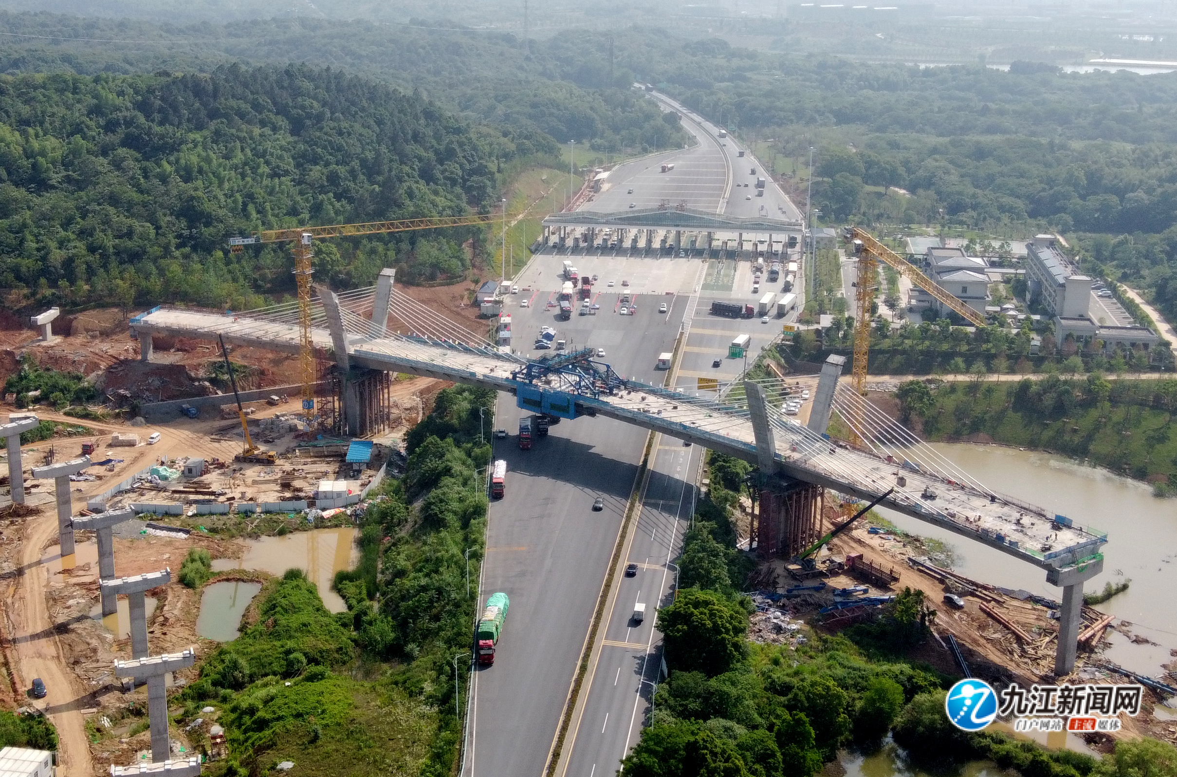 九江新建快速路矮塔斜拉桥顺利合龙图