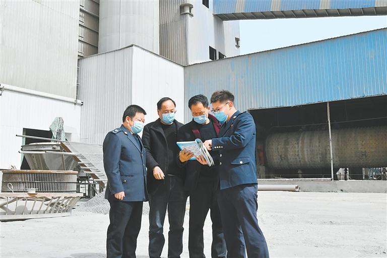税务干部深入辖区内水泥企业宣传辅导组合式减税退税政策