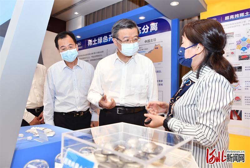 5月17日,省委书记倪岳峰在廊坊市调研。这是倪岳峰在有研稀土高科技有限公司,了解企业经营发展情况。 河北日报记者赵海江摄