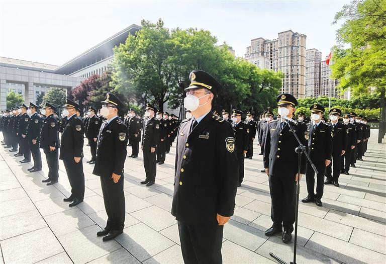 儀式現場,西安市應急管理綜合執法人員身著全國統一的執法制式服裝.