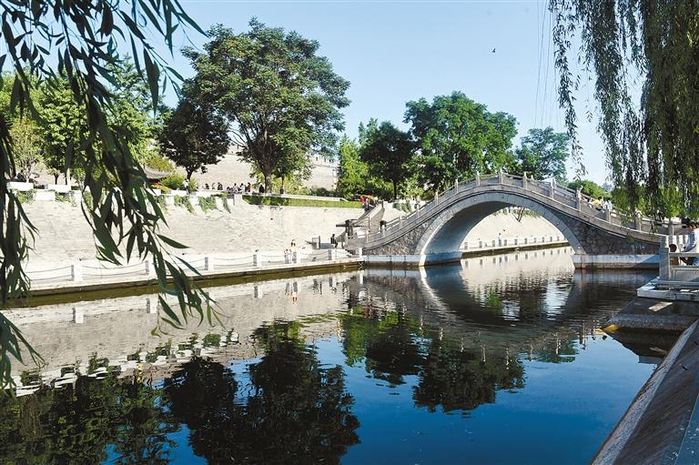 昨日,市民在生态环境优美的环城公园里享受惬意的周末时光。记者 翟小雪 摄