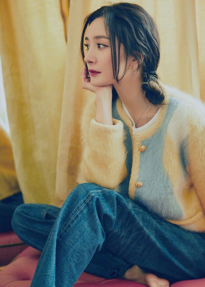 杨幂综艺毛雪汪居家写真释出俏皮可爱似邻家小妹