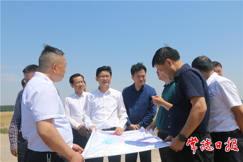 市委书记曹志强一行在松滋河长江入口(陈二口),了解松滋河系及荆江