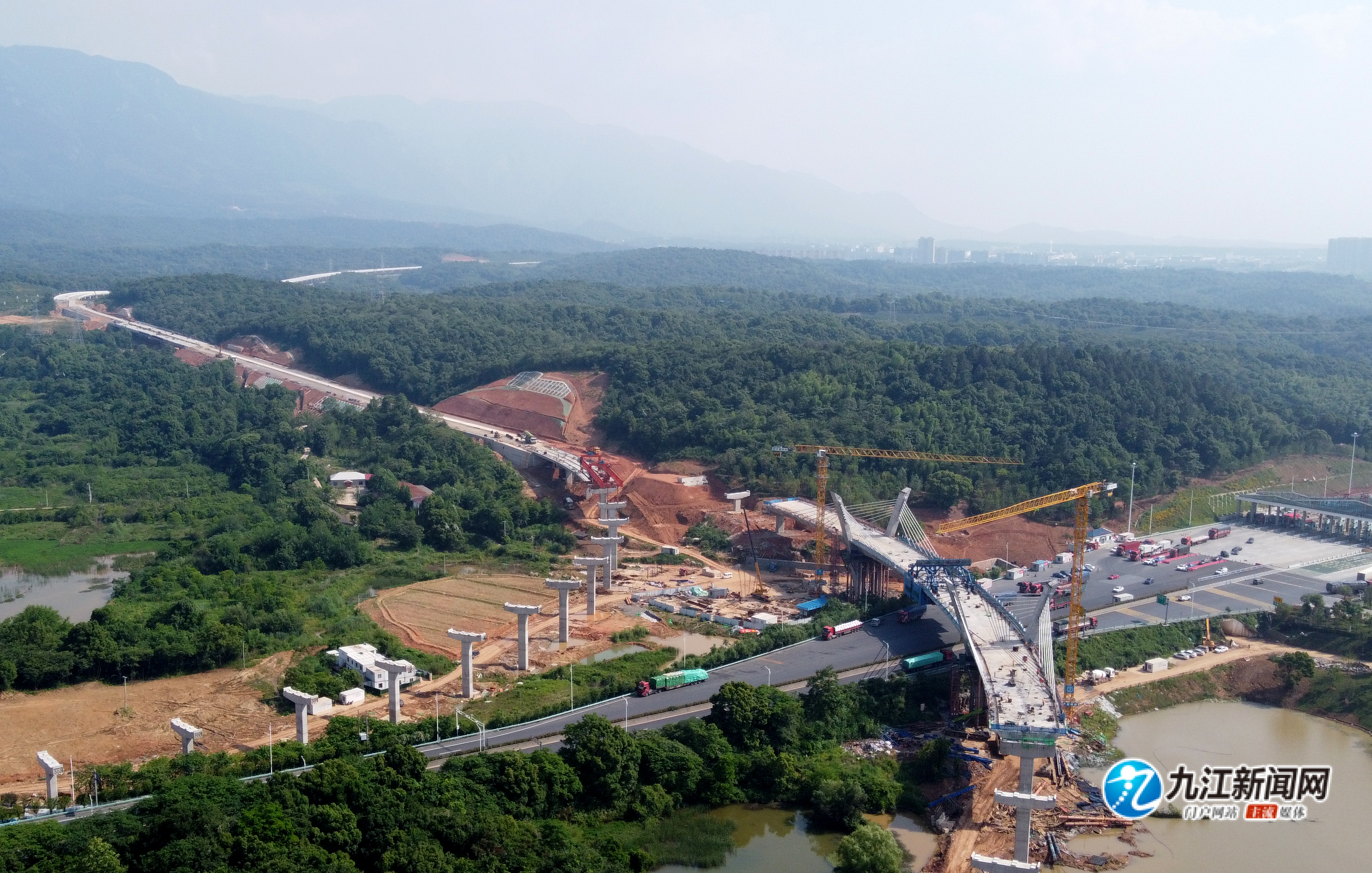 九江新建快速路矮塔斜拉桥顺利合龙图