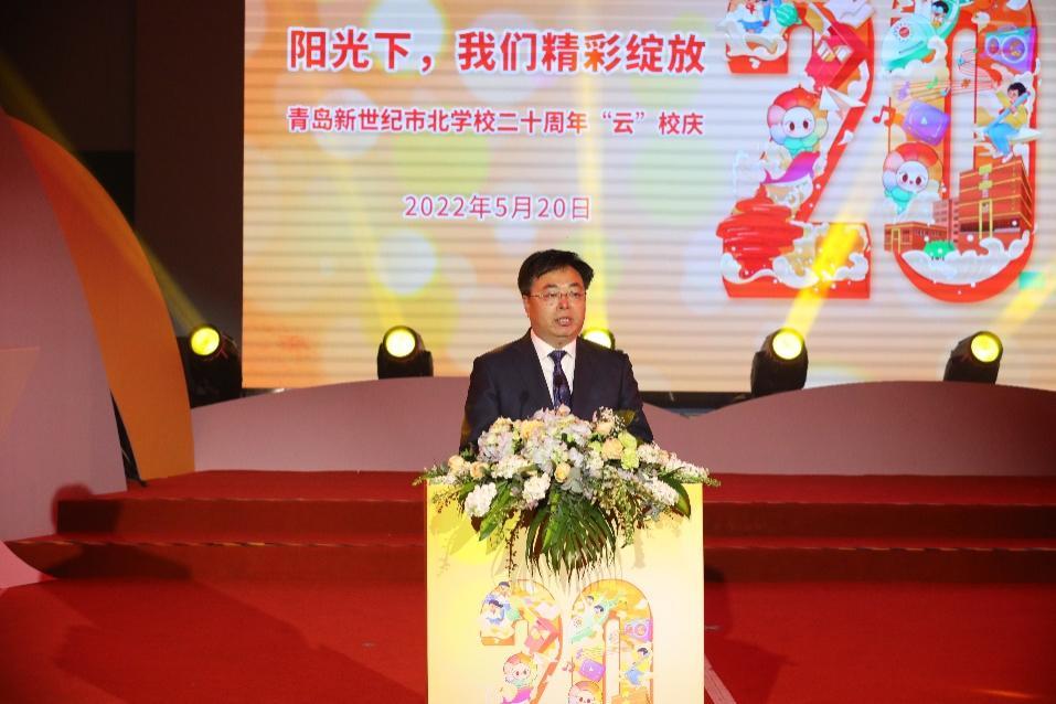 华青教育集团党委书记、总经理李蛟龙先生致贺词