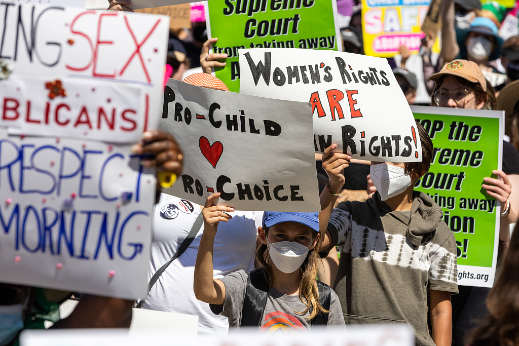 当地时间2022年5月14日，美国加州洛杉矶，大批示威者聚集在洛杉矶市中心举行堕胎权利的集会。人民视觉  图