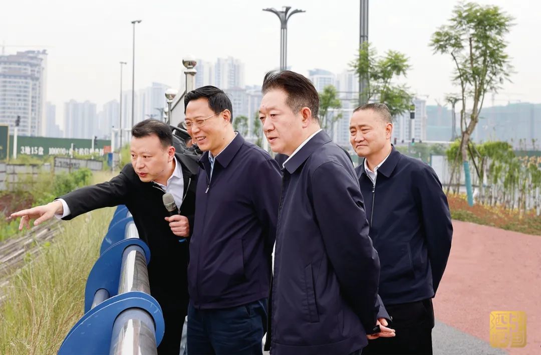 5月16日，杨林兴（右二）、余先河（左二）等市领导在柏木溪现代服务产业示范区项目现场，调研两江新城项目规划建设情况。曹卫兵摄