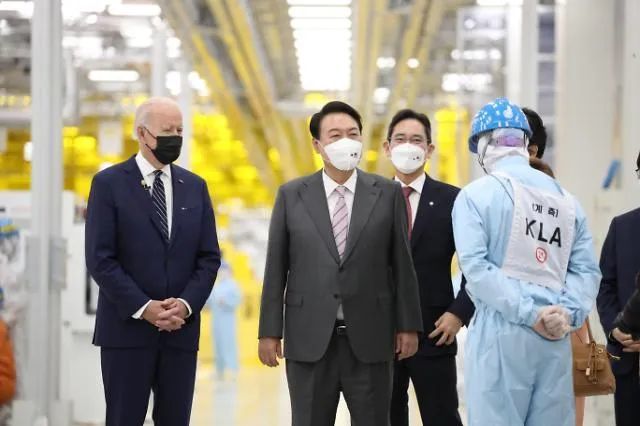 韩国总统尹锡悦、三星电子副会长李在镕陪同拜登参观工厂。图源：Yonhap