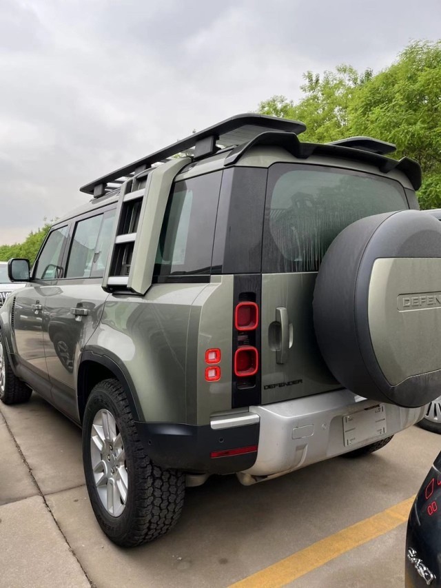 22款路虎卫士天津港现车60多万全国分期