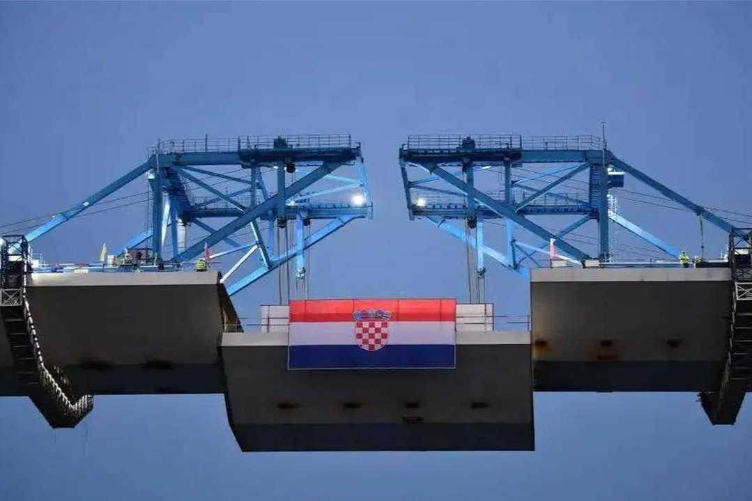 中国基建大展拳脚，2440米大桥成功合龙，引得欧洲人赞叹不已