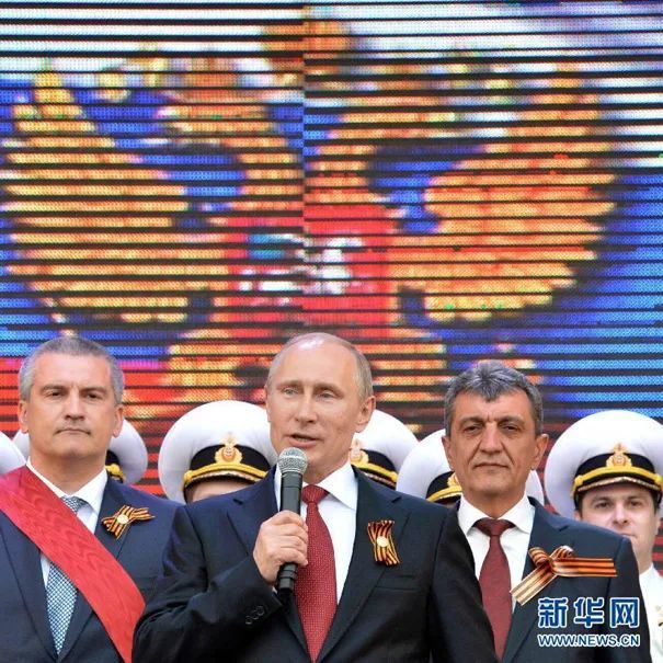 2014年5月9日，俄罗斯黑海舰队驻扎地塞瓦斯托波尔，俄罗斯总统普京（中）发表讲话。俄罗斯黑海舰队驻扎地塞瓦斯托波尔9日举行阅兵式，纪念卫国战争胜利69周年和塞瓦斯托波尔从德国法西斯手中解放70周年。