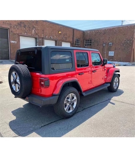 还配备了后排杯架,后排出风口,牧马人后备箱空间也很宽敞,采用侧开门