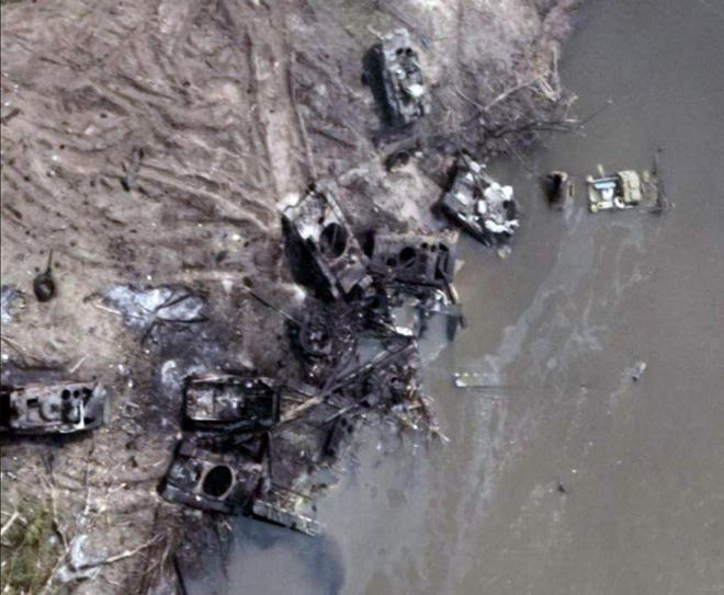 河边密集的坦克装甲车辆残骸说明此次渡河之战打得比较惨烈。