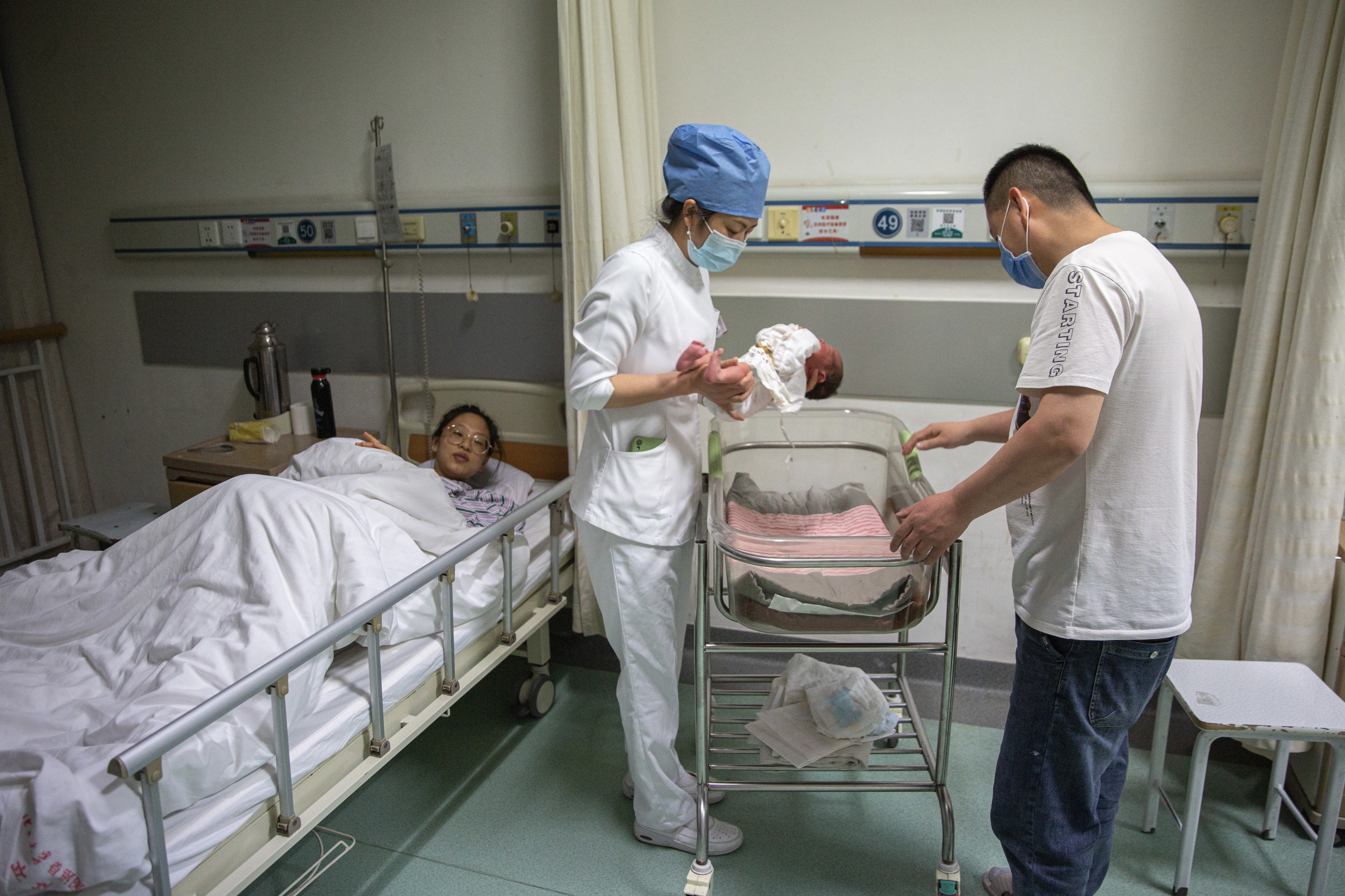 5月7日晚，北京大学首钢医院产科病房，护士张胜苗教授“新晋爸爸”抱孩子的正确姿势。