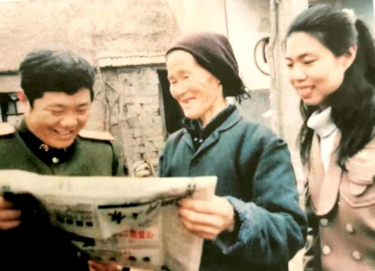 孙兆群（左）和妻子陶琳（右）一起看望刘富民烈士的妈妈。