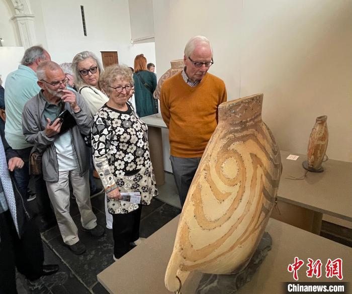 观众对融入马家窑文化的现代陶艺作品兴趣盎然。　德永健 摄