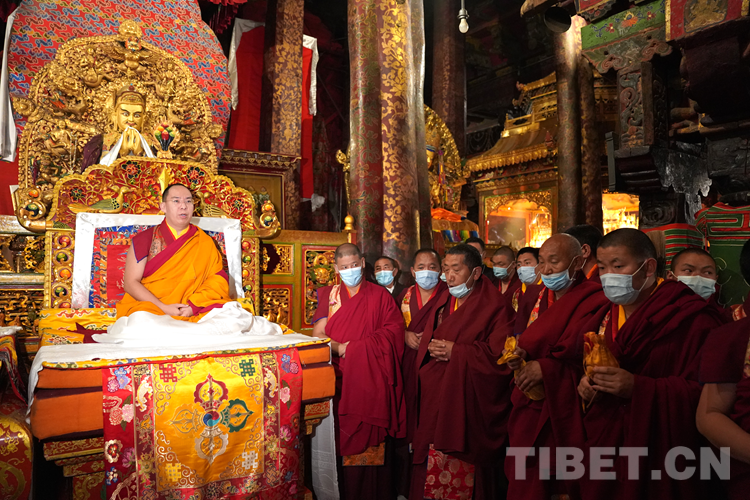 图为班禅在释迦牟尼佛像前带领众僧诵经祈愿 摄影：王淑