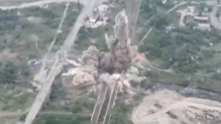 乌方公布视频：为阻滞俄军进攻 在桥墩放满炸药后炸毁铁路桥
