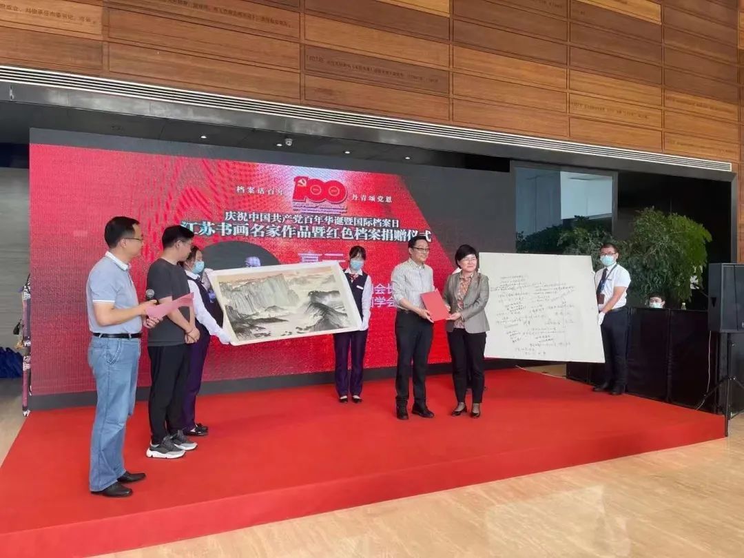 南京市档案馆馆长孔爱萍向高云颁发了捐赠证书