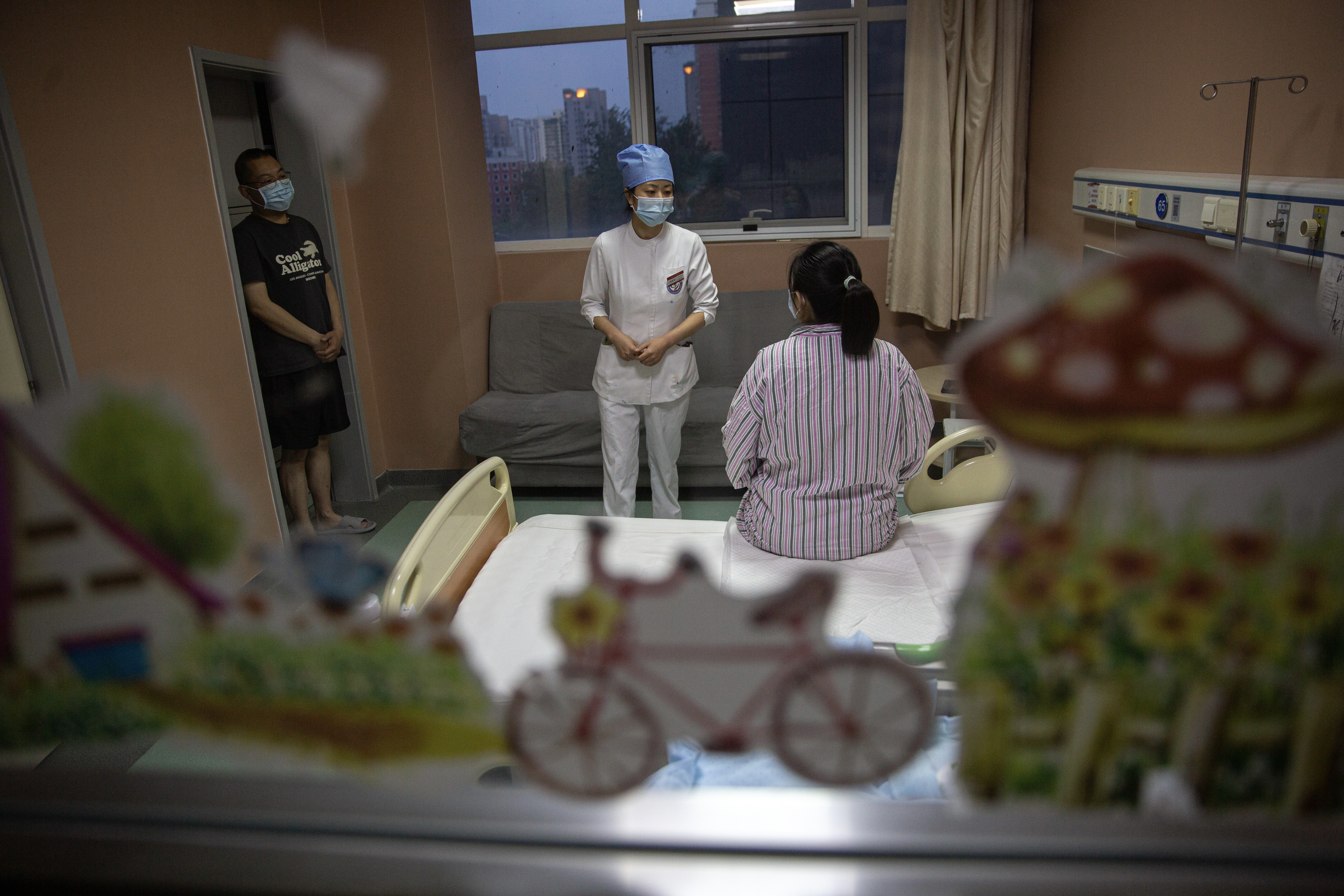 5月7日晚，北京大学首钢医院产科病房，护士张胜苗跟年轻妈妈讲授哺乳经验。