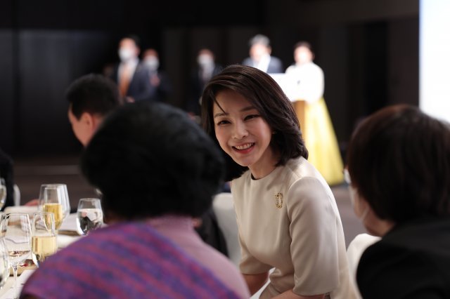 韩媒：晚宴前，韩国第一夫人给了拜登一个“惊喜的问候”