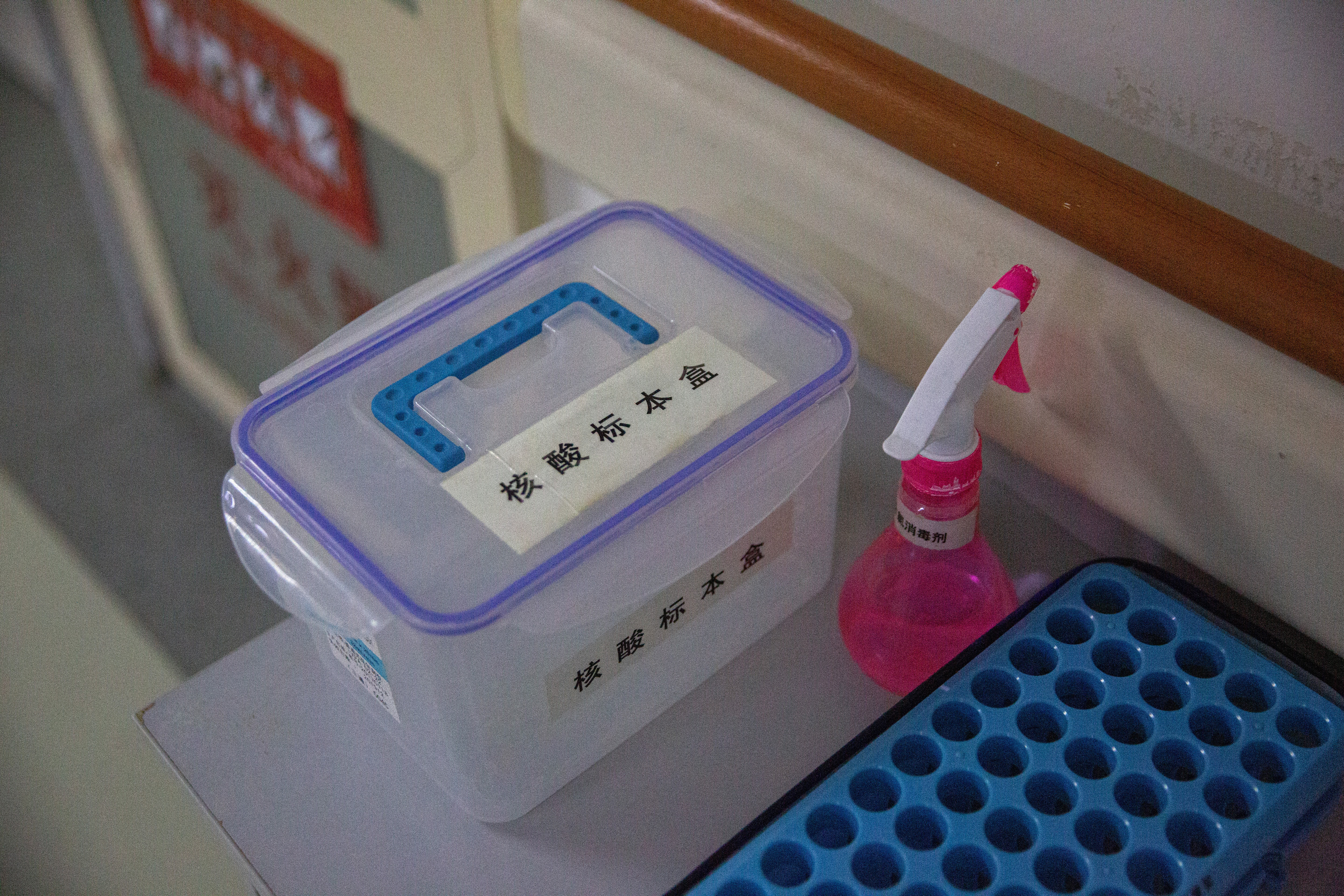 5月7日，北京大学首钢医院产科病房，小桌上的核酸标本盒，产科内的人员每天都需进行核酸检测。