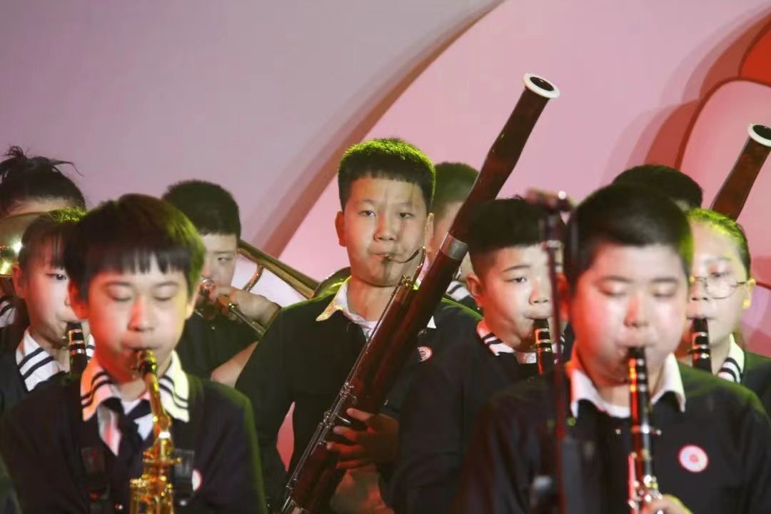 七彩阳光，描绘校园温暖长卷