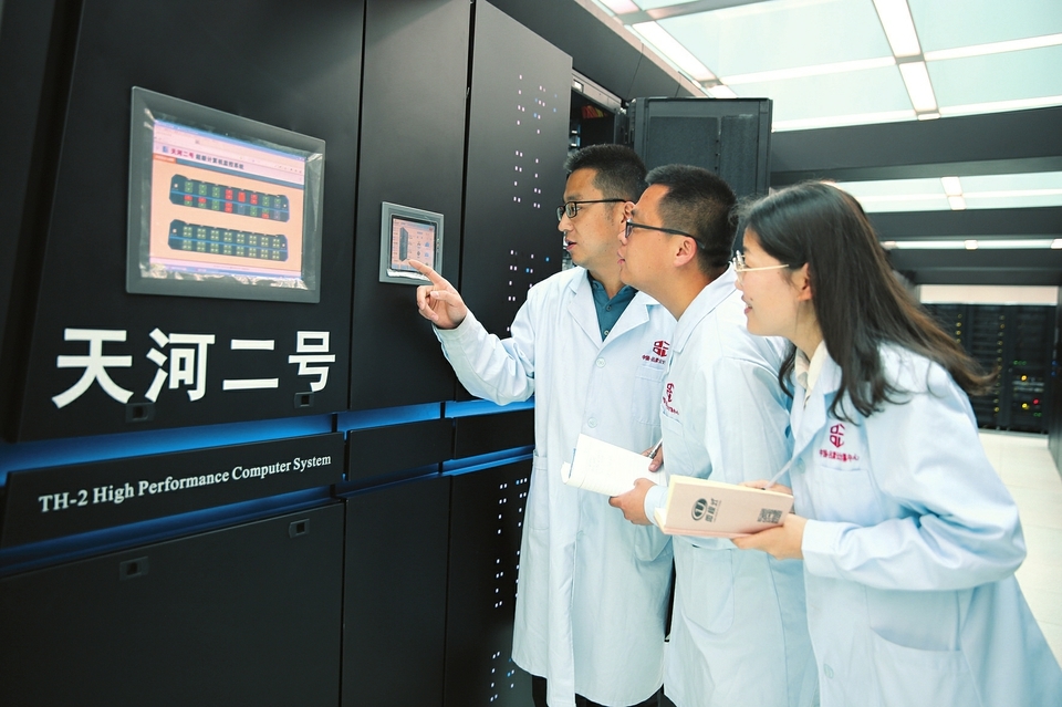 山西省超级计算中心技术人员正在开展“天河二号”巡检任务。 燕中兴 摄