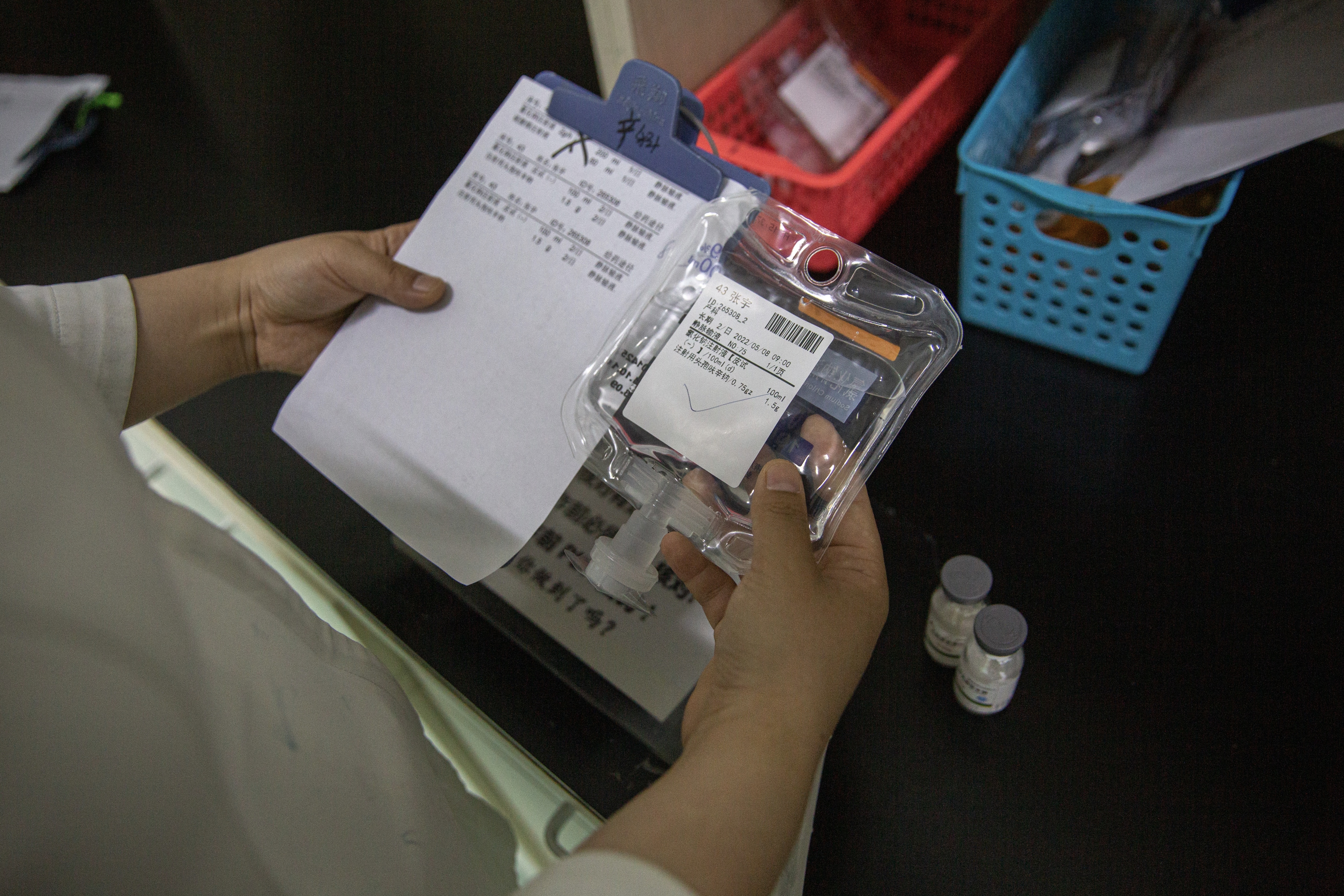 5月7日，北京大学首钢医院产科病房，护士为产妇配液。