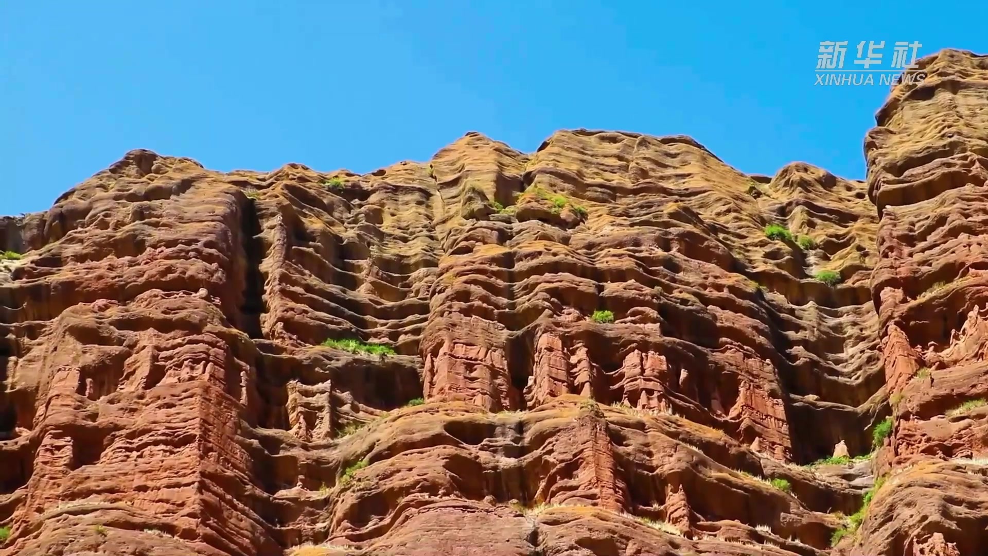 四季旅行｜新疆呼图壁：康家石门子岩画美景迎客来