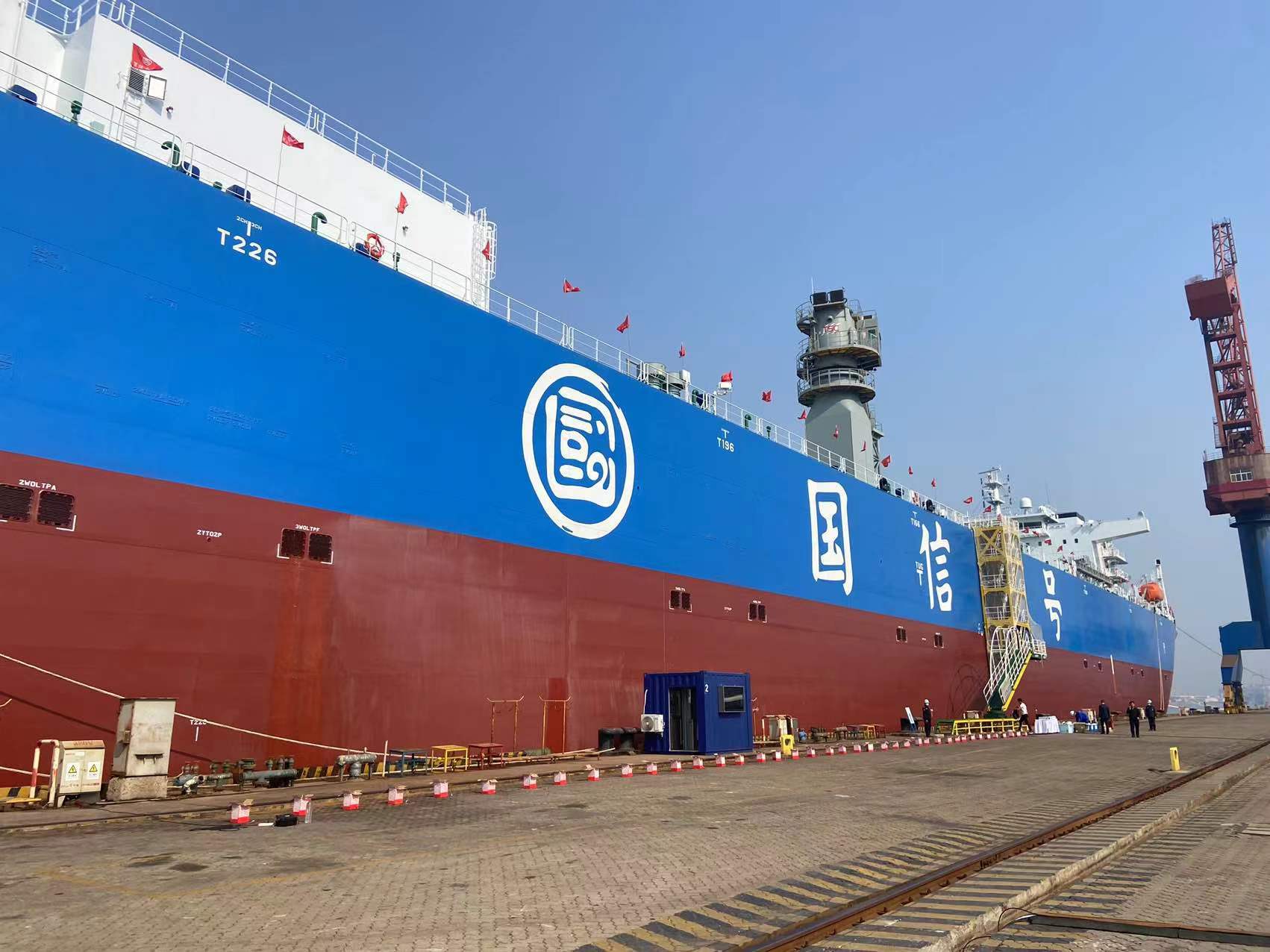 世界首制10万吨级智慧渔业大型养殖工船国信1号交付运营