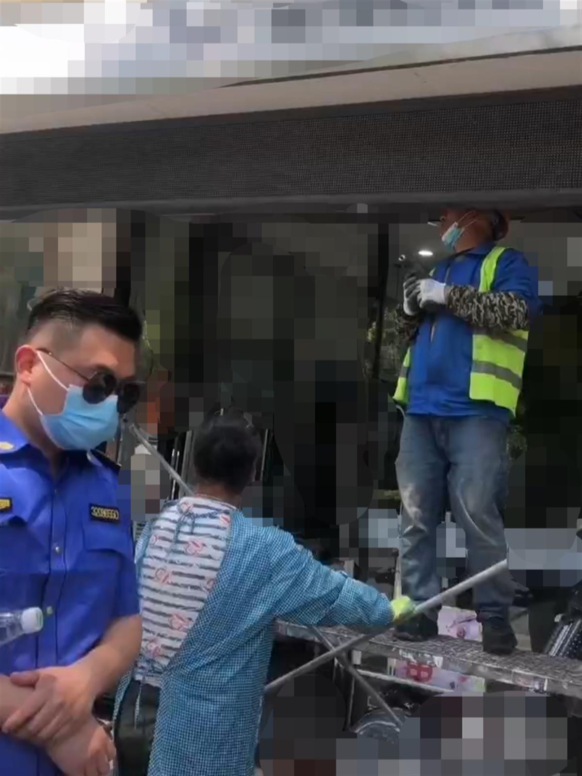 工人正在拆除商铺的LED跑马屏（受访者提供视频截图）