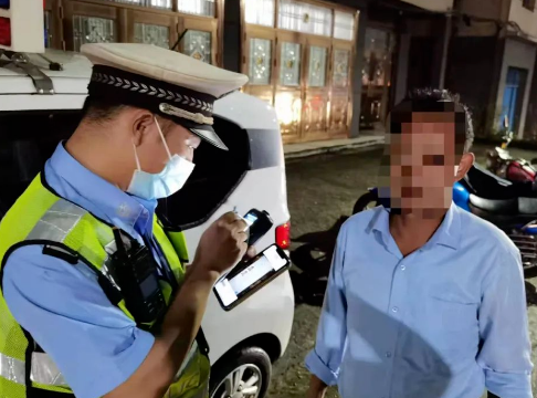 萍鄉一對夫妻遇夜查酒駕 慌忙換座被抓現行