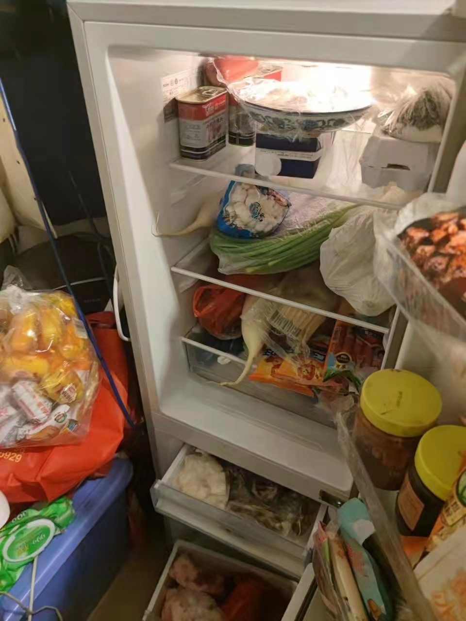 刘某家中的冰箱塞满了肉和蔬菜