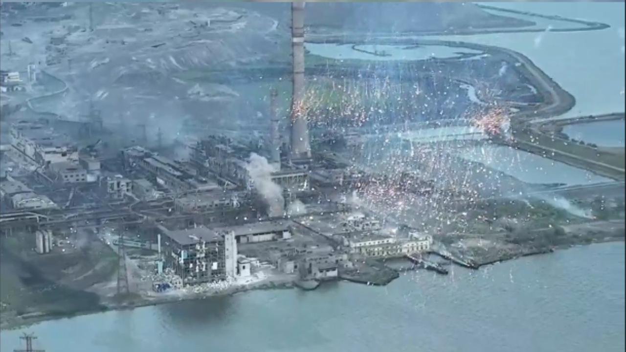 这不是放烟花俄军对亚速钢铁厂投下铝热剂燃烧弹