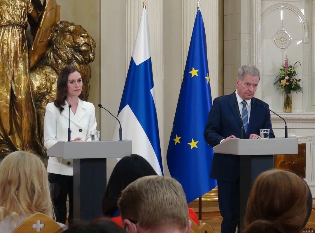 芬兰总统尼尼斯托和总理马林正式宣布加入北约